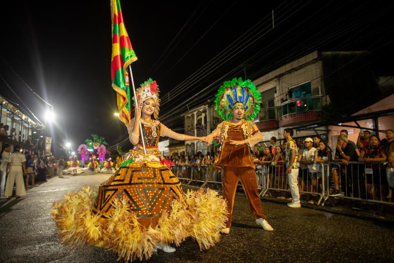 Desfile das escolas de samba abrilhanta o carnaval de Icoaraci.