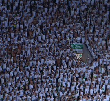 Imagem - Com punhos cerrados, torcida do Palmeiras protesta contra racismo