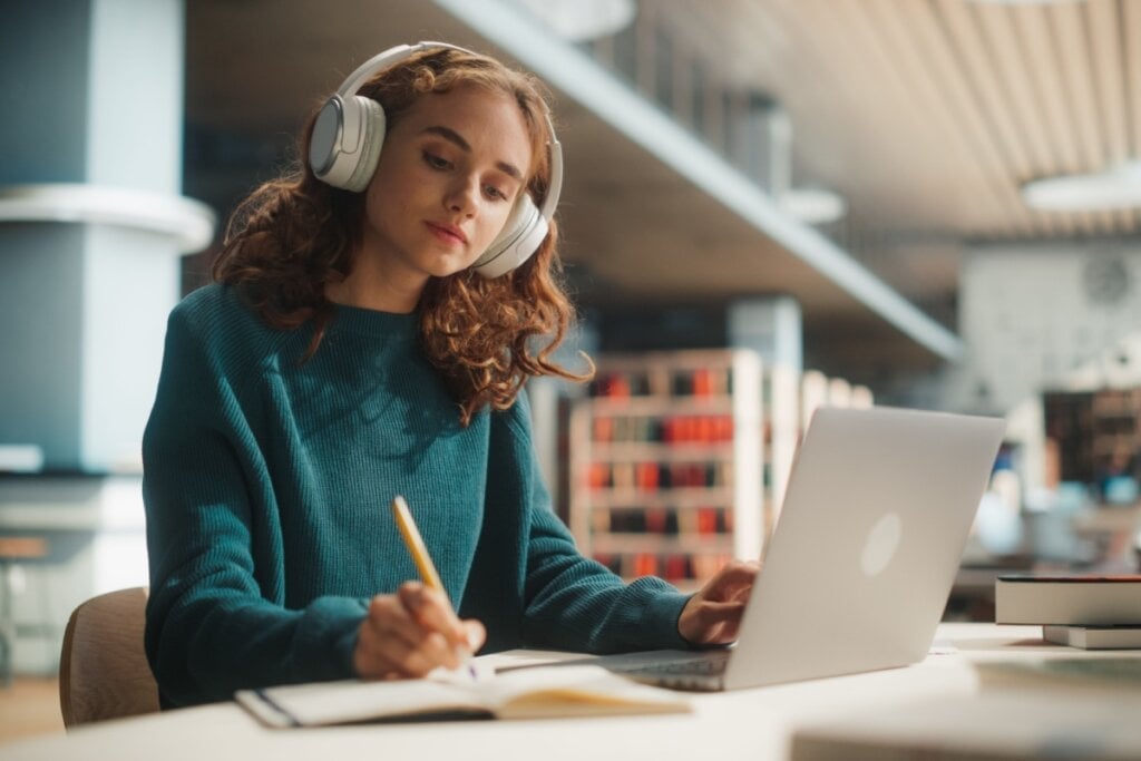 As plataformas online são um excelente recurso para os estudos (Imagem: Gorodenkoff | Shutterstock)