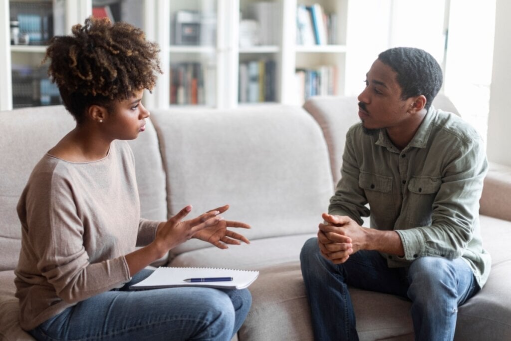 Buscar ajuda profissional é importante para evitar que a timidez atrapalhe aspectos da vida pessoal e profissional (Imagem: Prostock-studio | Shutterstock)