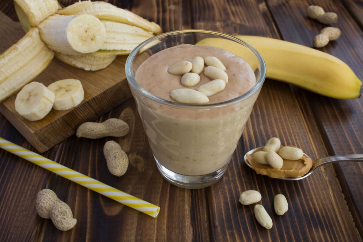 Vitamina de banana com pasta de amendoim (Imagem: Liudmyla Yaremenko | Shutterstock)
