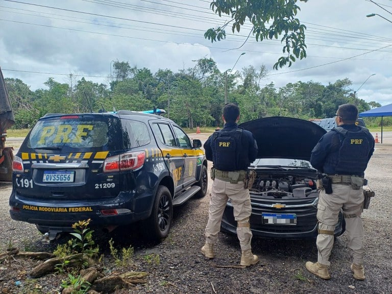 Foi durante uma fiscalização de rotinha, que os agentes encontraram o veículo roubado. 