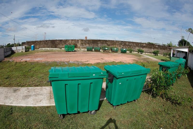 Local é destinado ao depósito de entulhos e materiais recicláveis pela população