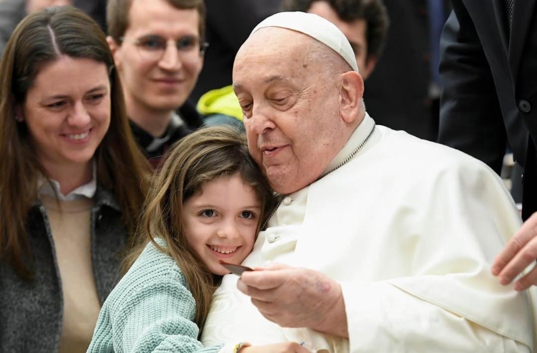 Papa continua melhorando nesta segunda-feira (10).