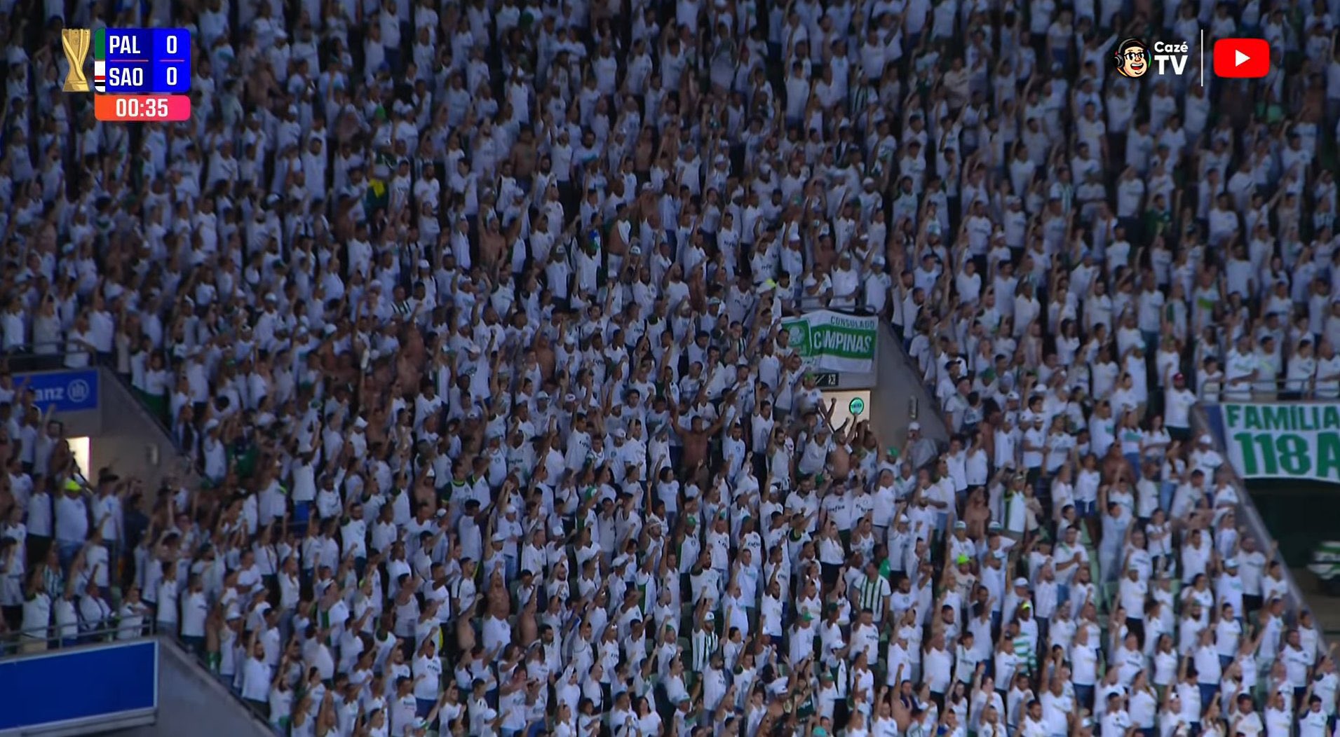 Imagem - Com punhos cerrados, torcida do Palmeiras protesta contra racismo