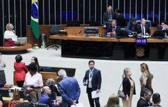 Câmara aprova atendimento prioritário para mães e pais atípicos no SUS