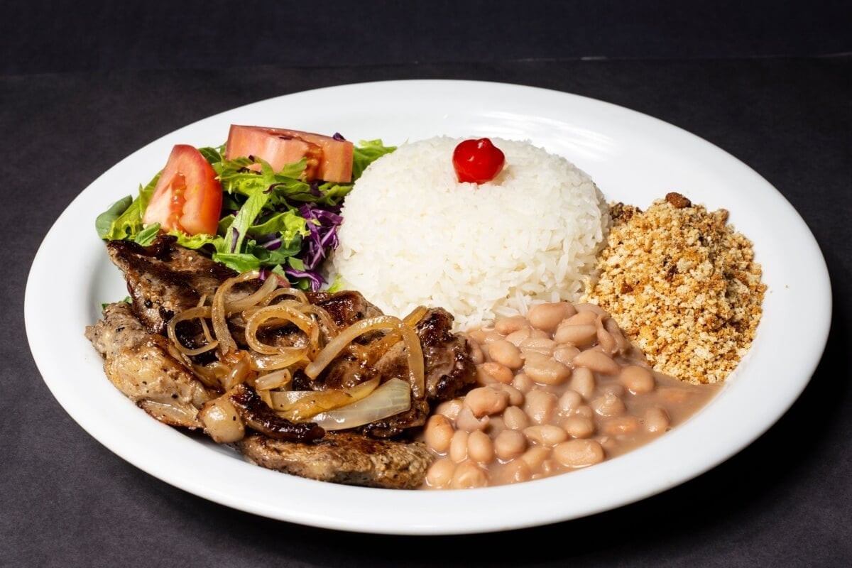 Bife acebolado com arroz, feijão, salada e farofa (Imagem: Luciano Ohya | Shutterstock) 