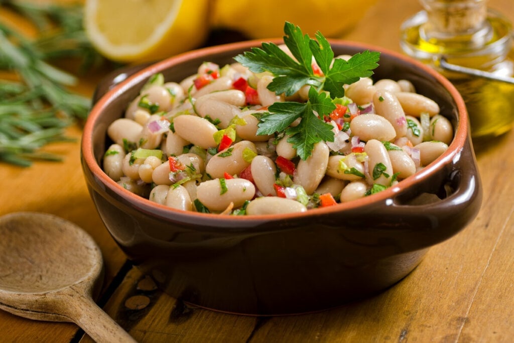 Salada de feijão-fradinho (Imagem: Foodio | Shutterstock)