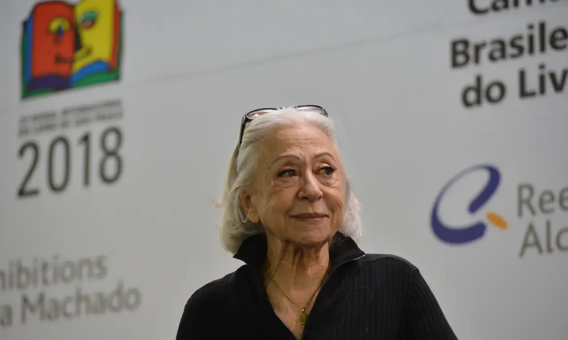 (Fernanda Montenegro, atriz brasileira premiada)