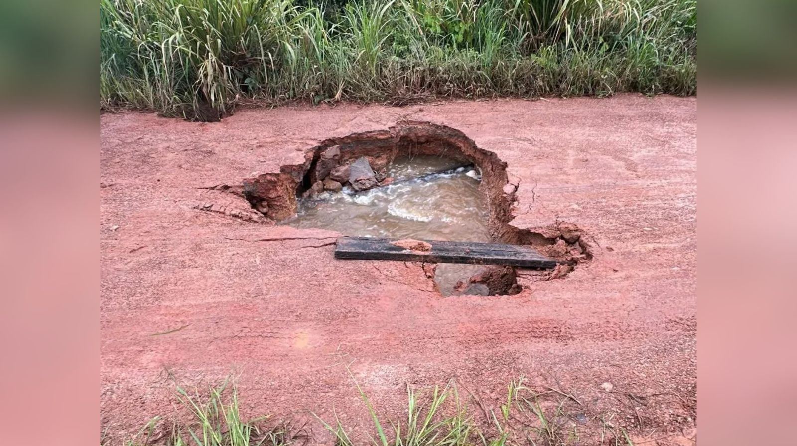 Parte de uma estrada do município de Xinguara, no sudeste paraense, corre risco de rompimento.