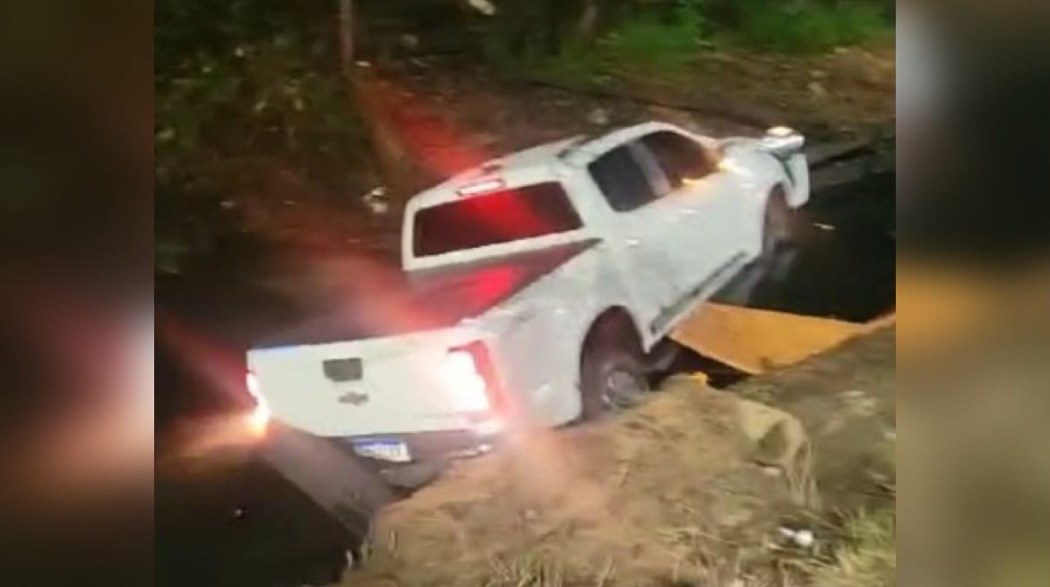 Imagem - Vídeo: motorista perde o controle do carro cai em canal de Belém