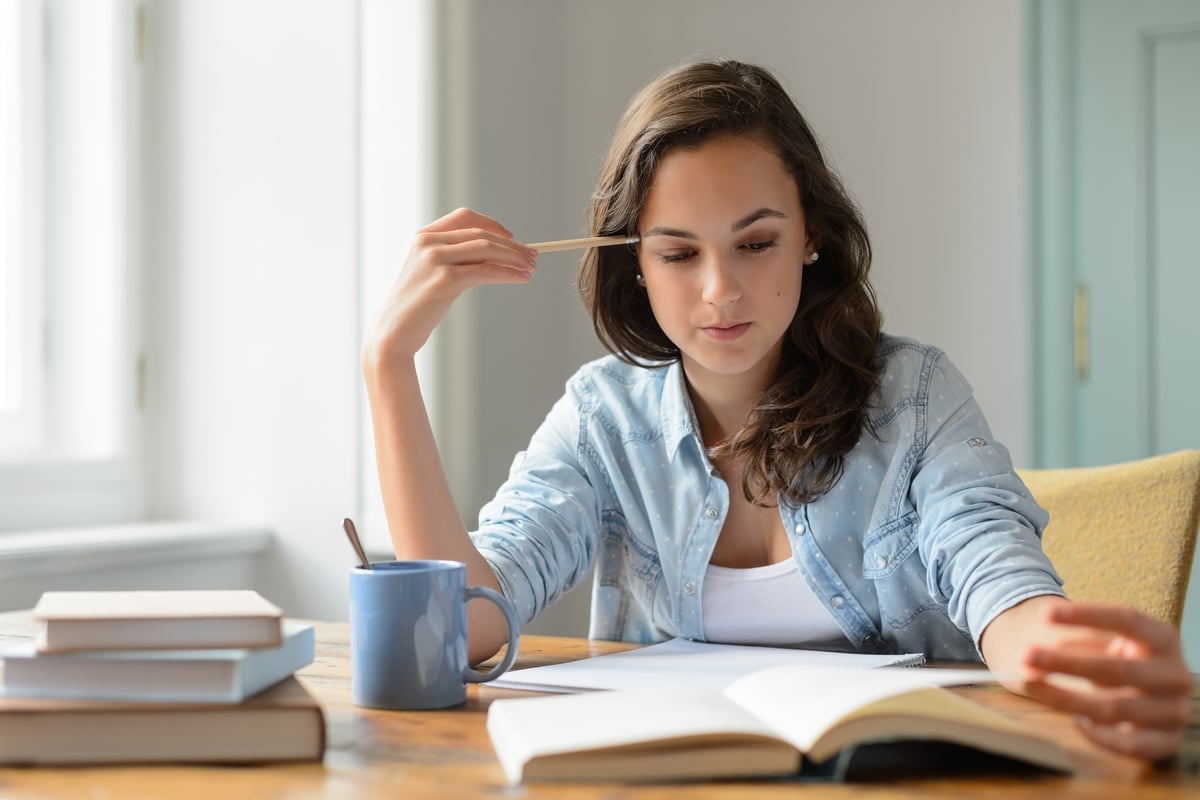 Vícios de linguagem ocorrem por diversos motivos e devem ser evitados em provas e ambientes de avaliação (Imagem: baranq | Shutterstock)