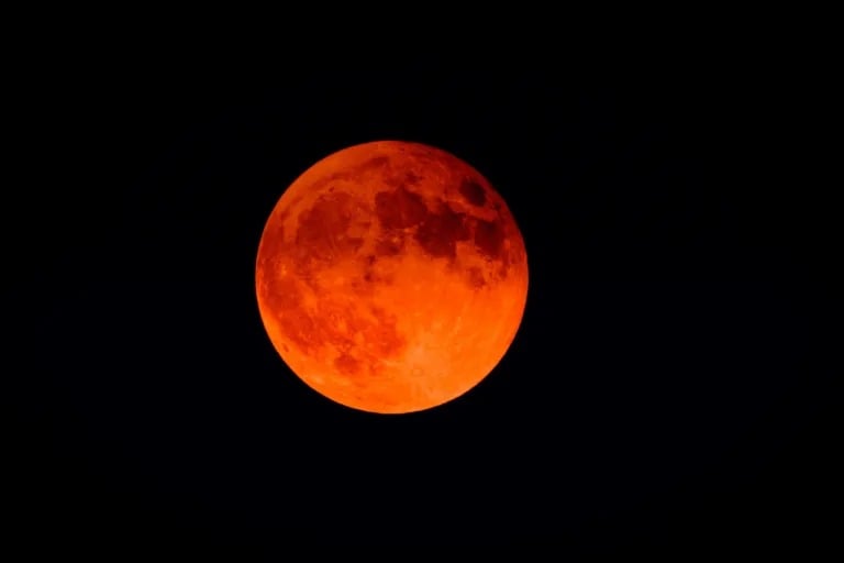 Fenômeno deve ser visto em toda a América do Norte, Central e do Sul. Ao longo da noite, a Lua sumirá com a sombra da Terra passando na sua frente.