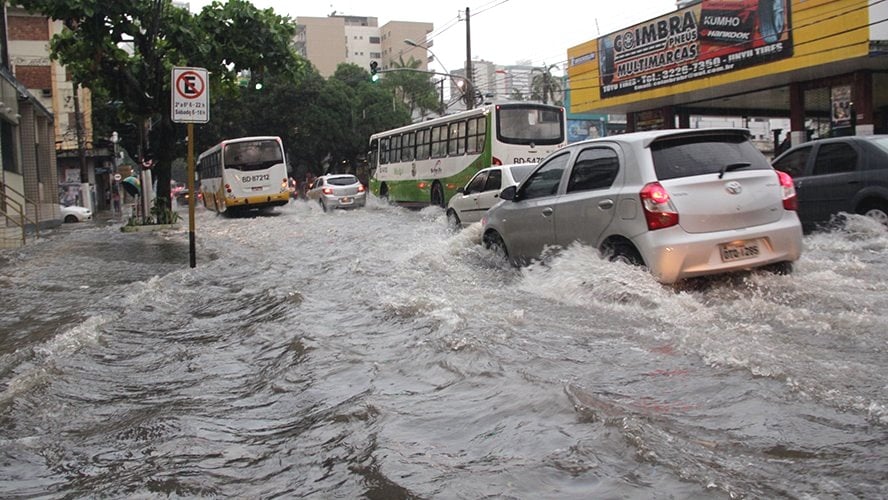 Imagem - Maré alta acontece em horário de movimento em Belém; confira