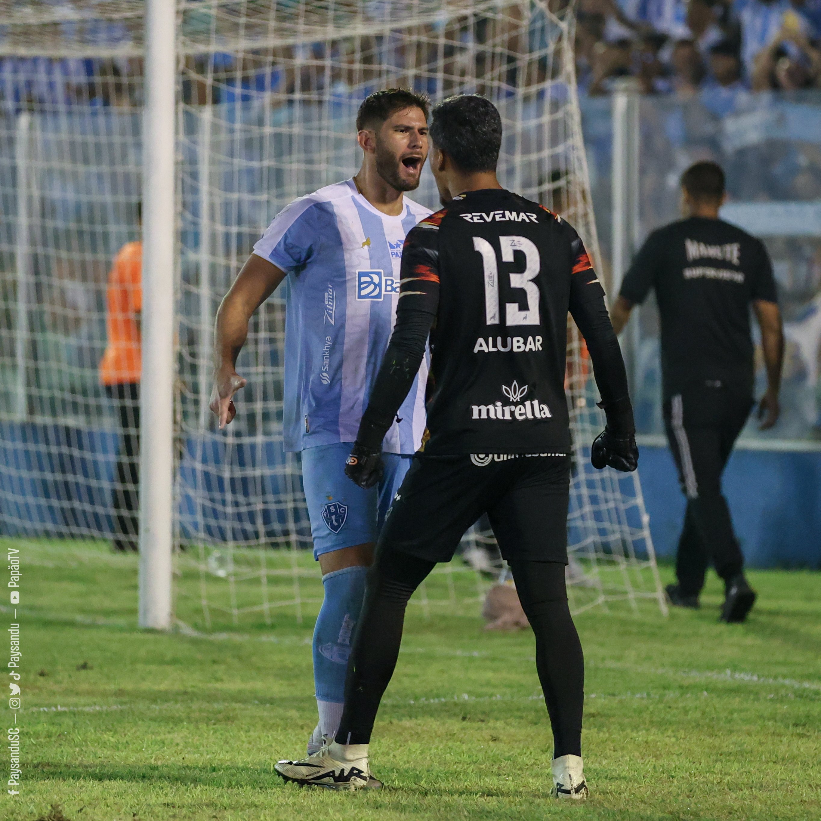 Quintana (à esquerda) e Matheus Nogueira (à direita) durante disputa de pênaltis contra o Porto Velho