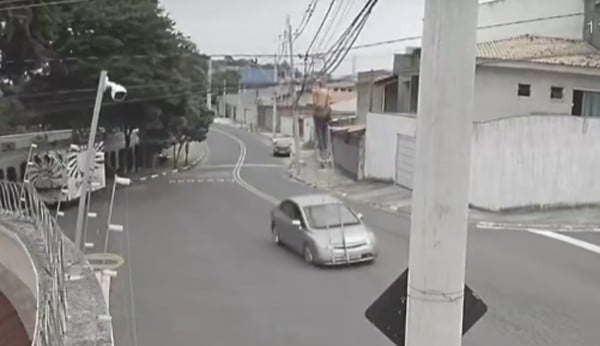 Imagem - Vídeo: carro atropela escada no meio da pista e derruba homem que trabalhava em fiação