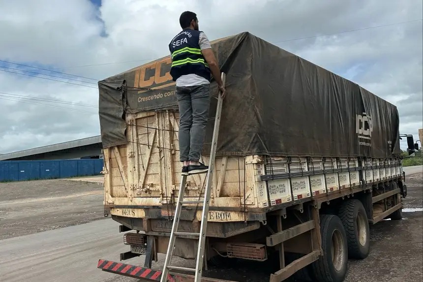 Durante fiscalização na Rodovia Transamazônica (BR-230), em Marabá, foram apreendidas 600 caixas de cachaça, com 7.200 garrafas de bebida.