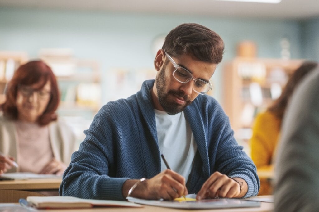 É preciso se atentar aos enunciados para entender o que cada questão pede (Imagem: Gorodenkoff | Shutterstock)