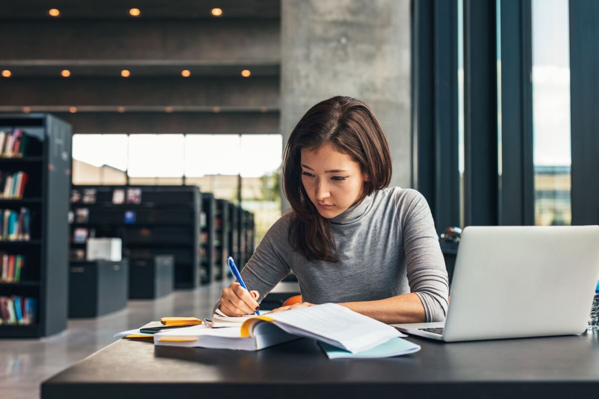 Estudar com estratégia faz toda a diferença para passar no concurso público (Imagem: Jacob Lund | Shutterstock)