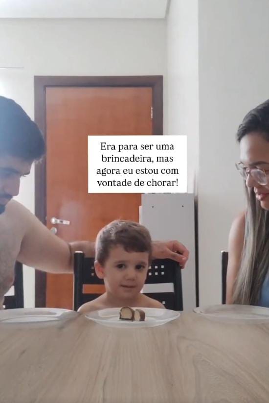 (Uma mãe e o pai se uniram para ensinar o filho sobre divisão e fizeram um desafio com ele.)