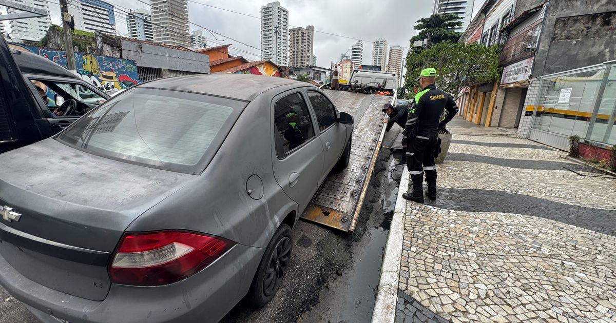 Agentes de trânsito da Prefeitura de Beém retiram veículo abandonado nas ruas