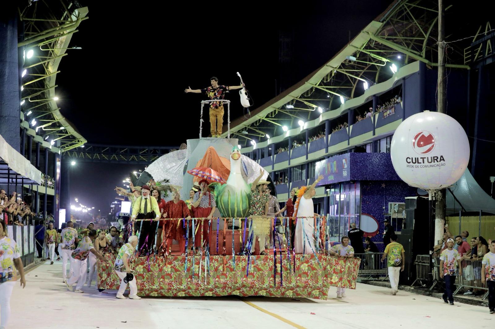 A transmissão do desfile nesta sexta (14) começa às 21h30, e no sábado (15) a partir das 20h30.