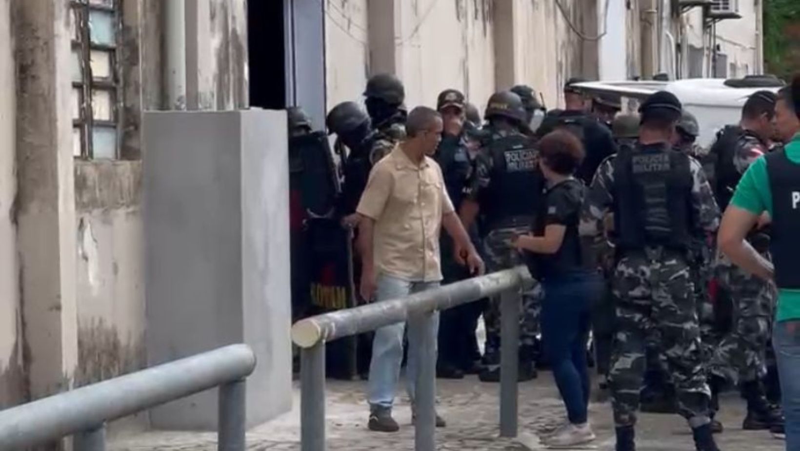 Imagem - Criminoso se rende e liberta refém dentro de igreja na Pedreira, em Belém