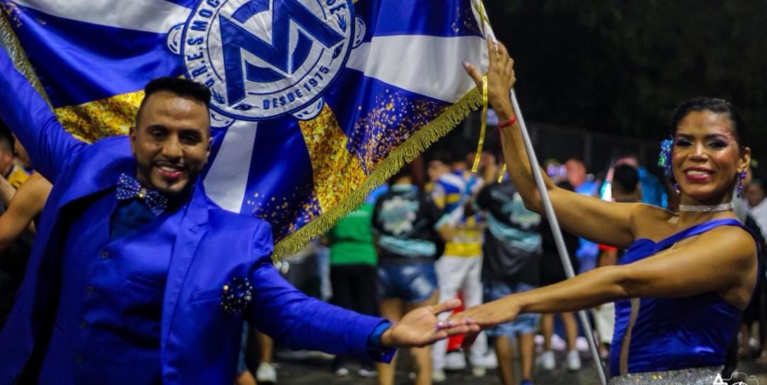 Mocidade Olariense abre o desfile.