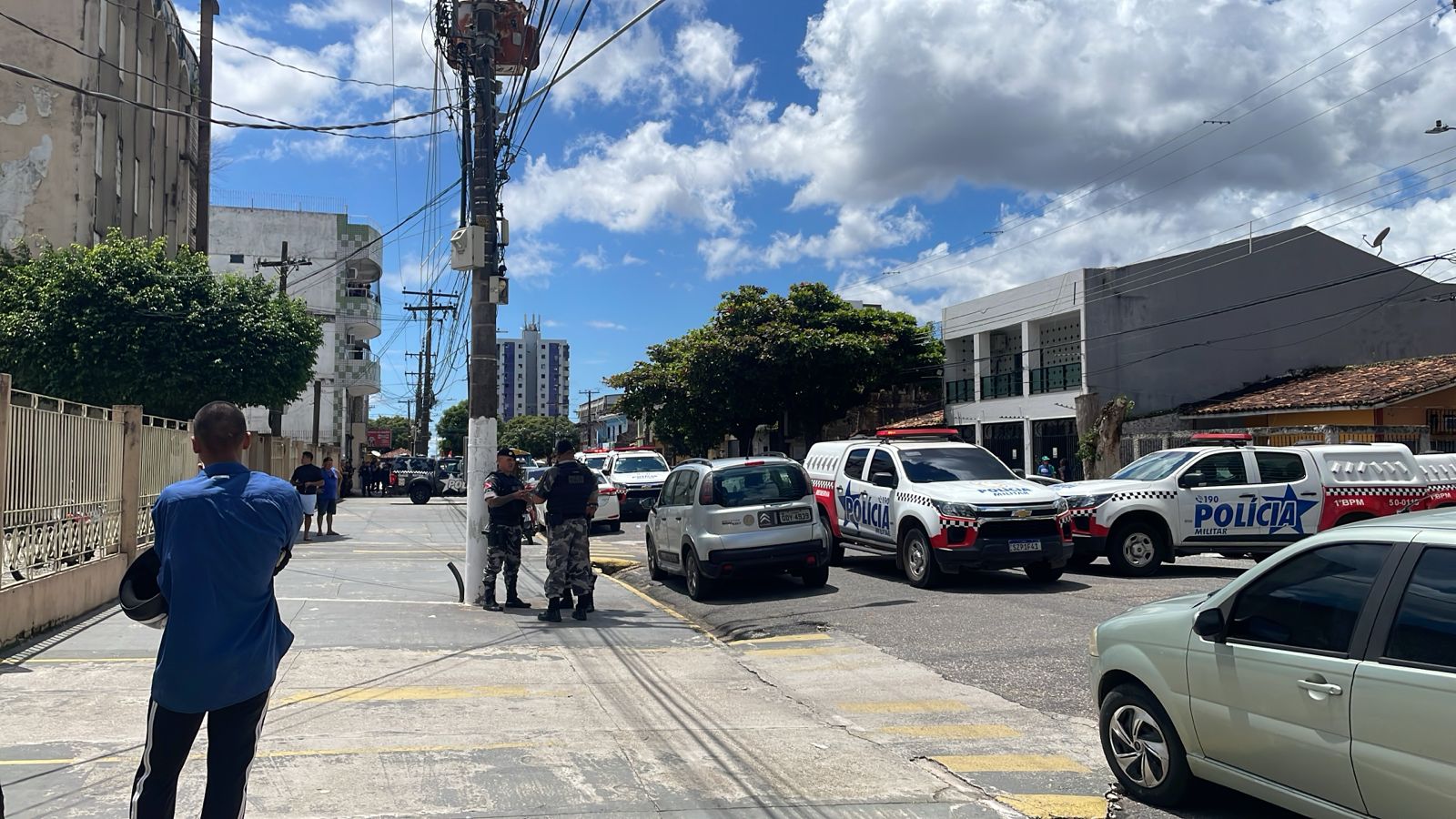 (Segundo informações preliminares, o homem é suspeito de cometer uma saidinha bancária.)