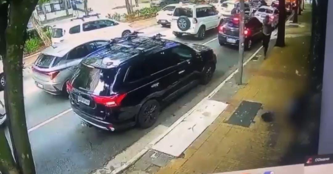 Um policial de folga viu a reação, interveio e houve trocas de tiros.