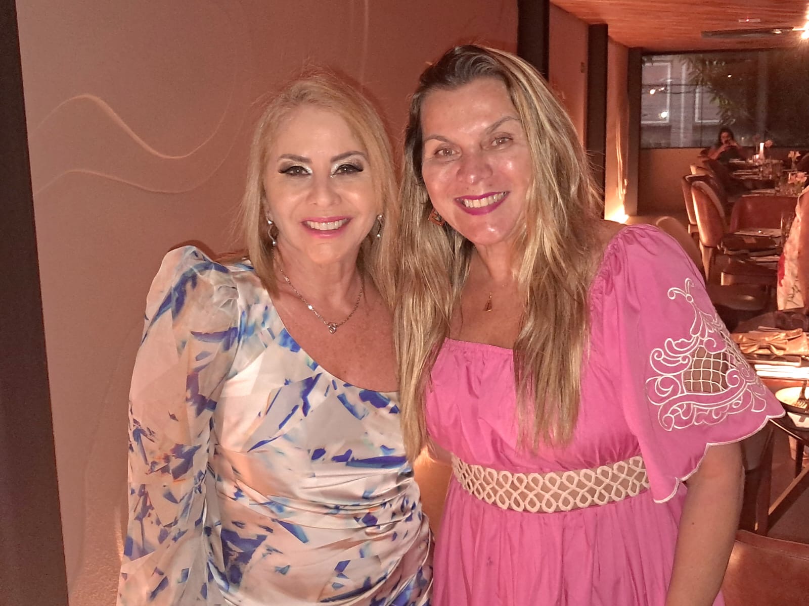 Rebeca e Ingrid Macedo, que já começa a organizar o casamento da filha, Marina Macedo, em outubro, no Rio de Janeiro