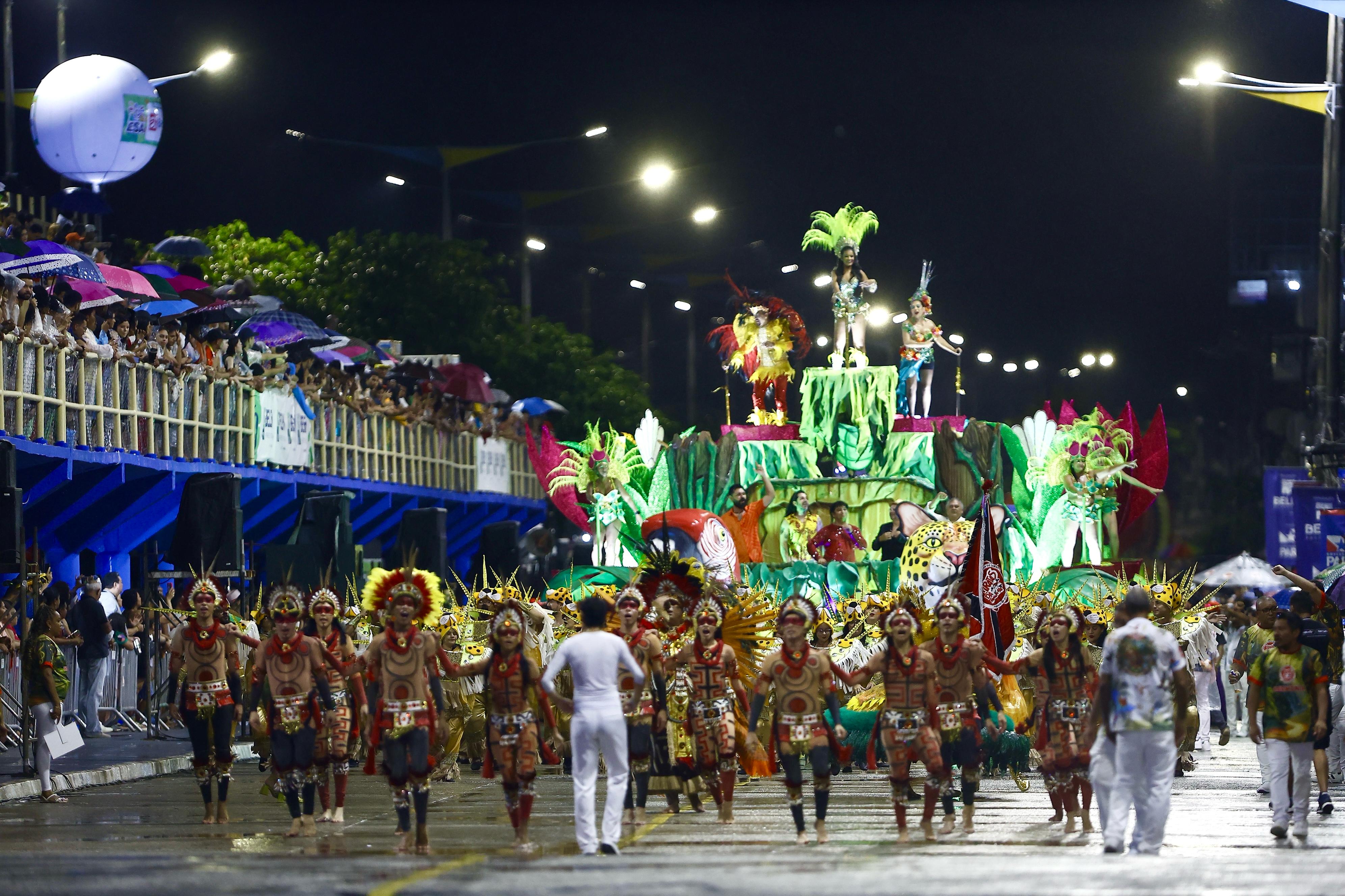 Desfile das escola de samba de Belém na Aldeia Cabana, no bairro da Pedreira.