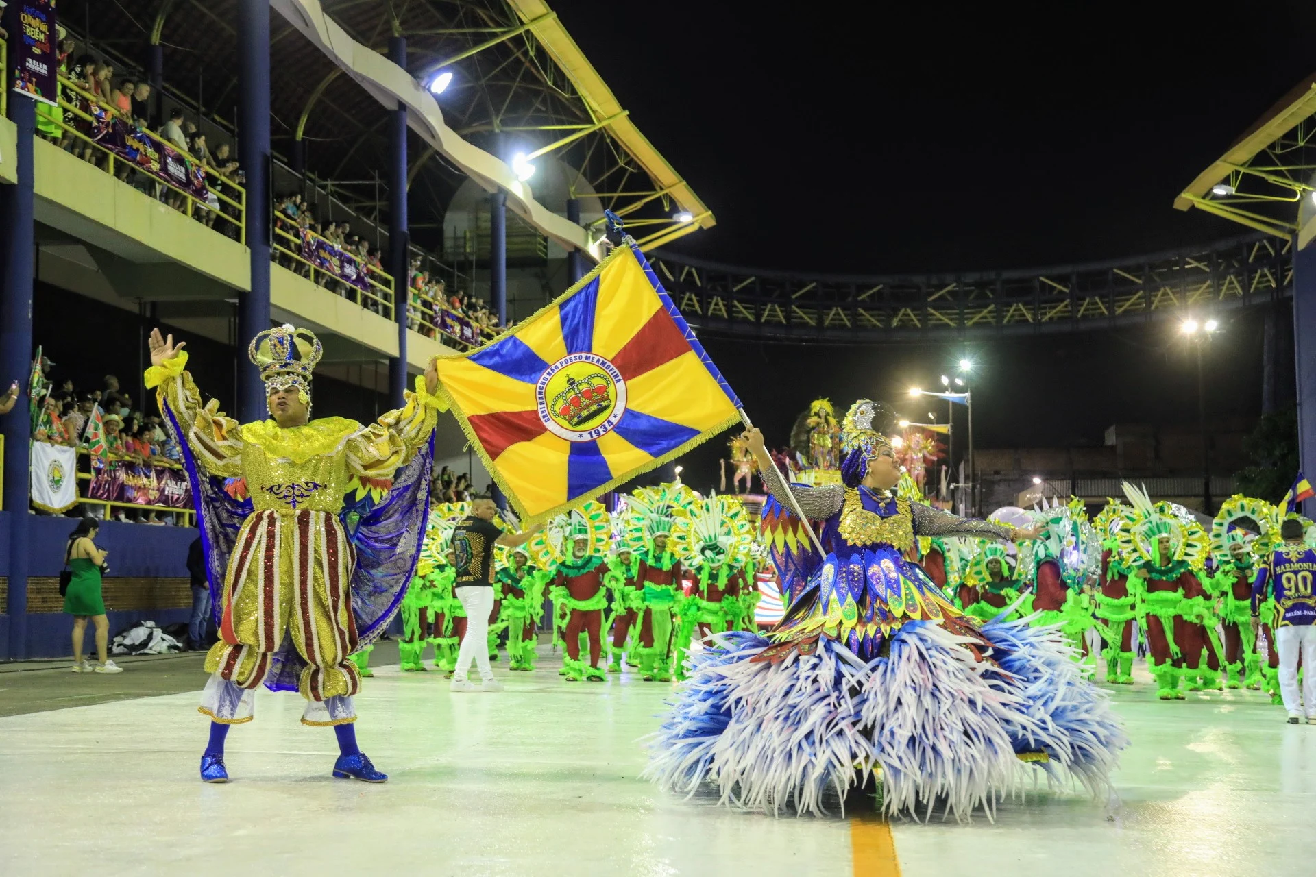 Desfile das escolas de samba na Aldeia Amazônica