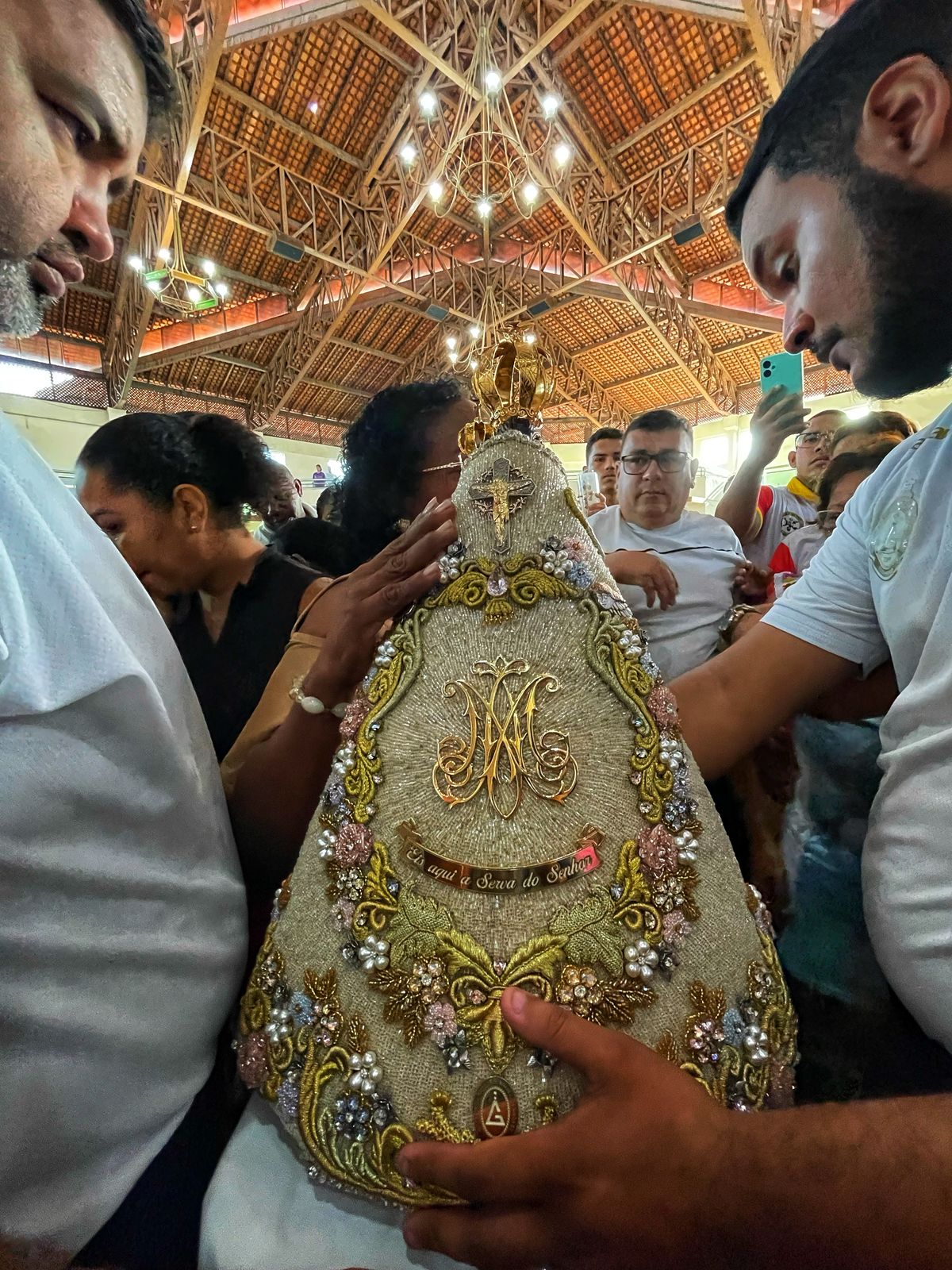 Fieis próximos a imagem de Nossa Senhora de Nazaré.