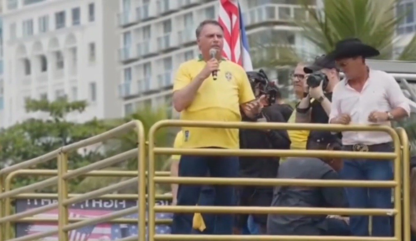 O ex-presidente Jair Bolsonaro reuniu, neste domingo (16), apoiadores na Praia de Copacabana, no Rio de Janeiro.