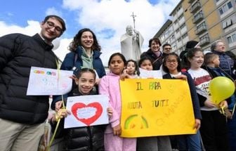 'O papa ama vocês', diz Francisco a crianças que rezam por sua saúde