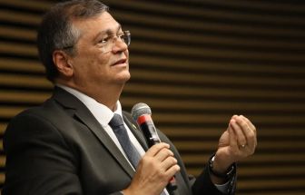 Dino acompanha Moraes em voto para condenar mulher que pichou estátua do STF