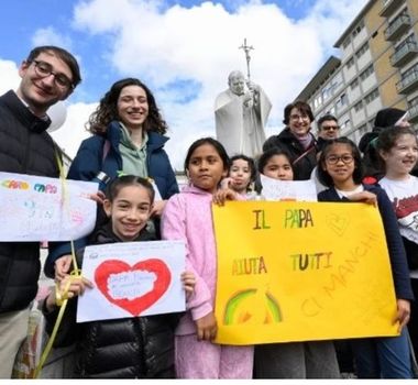 Imagem - 'O papa ama vocês', diz Francisco a crianças que rezam por sua saúde