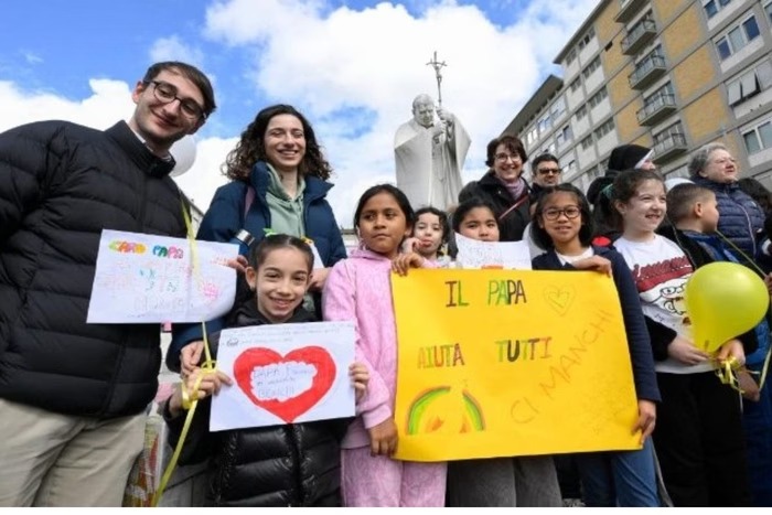 As crianças chegaram ao hospital desenhos, cartas, cartazes, bexigas e terços para o papa.