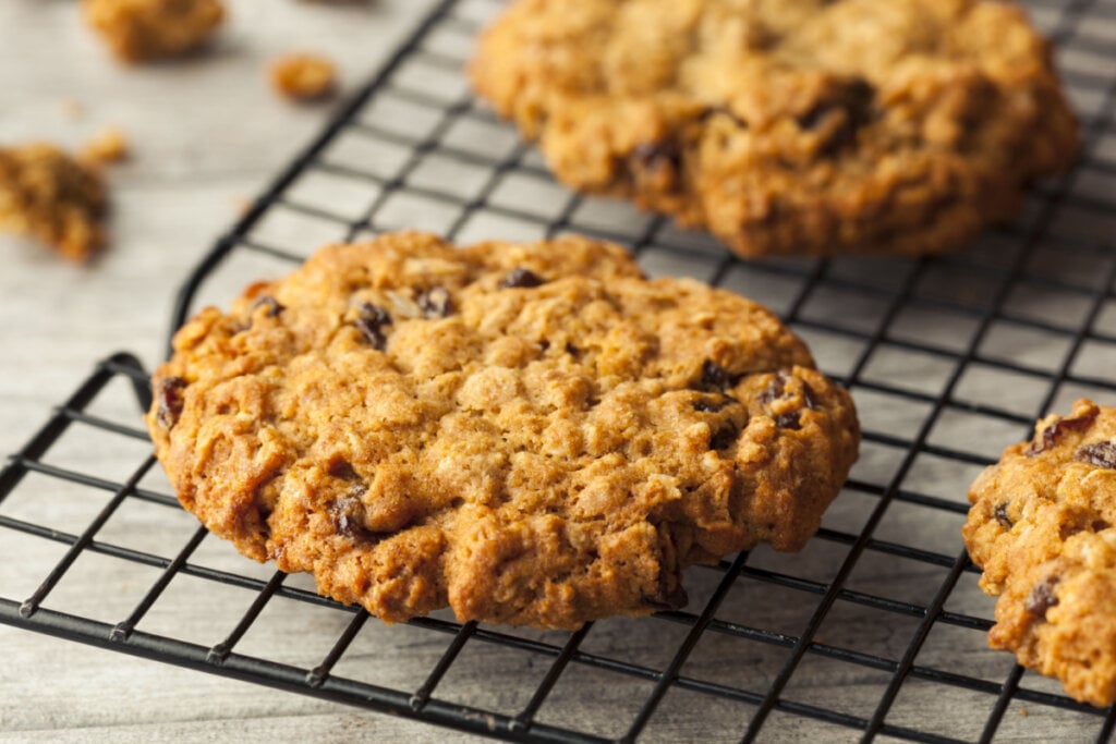 Cookie de nozes com uva-passa (Imagem: Brent Hofacker | Shutterstock)