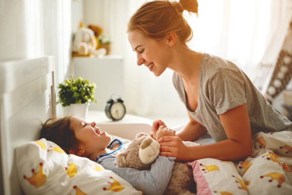 Dormir as horas necessárias e acordar disposta indica que o organismo da criança está funcionando corretamente (Imagem: Evgeny Atamanenko | Shutterstock)
