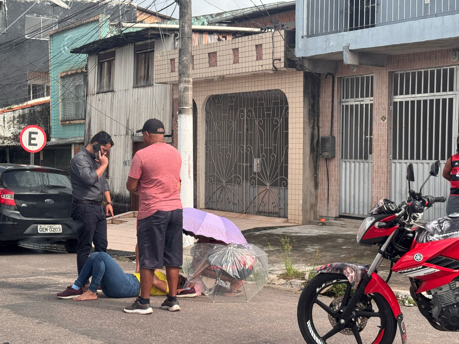 Uma mulher foi atropelada por um carro de passeio, na manhã desta segunda-feira (17), no bairro do Telégrafo, em Belém.