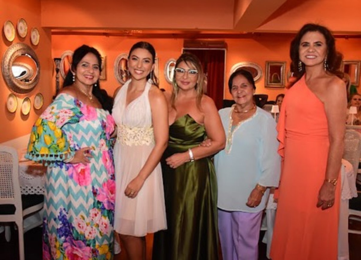 A noiva com Ana Julia Gabbay, Naiara Corrêa, Clara Barcessat e Carmen do Carmo