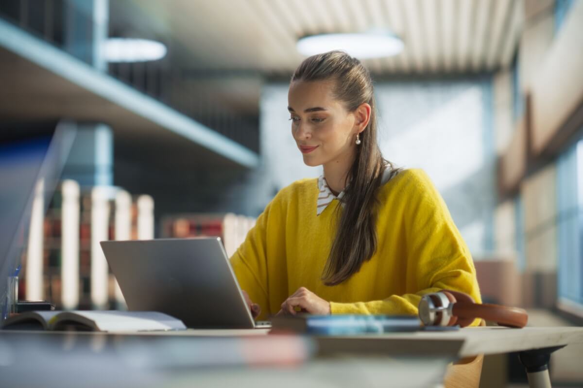 Estudar online exige disciplina para aproveitar as ferramentas disponíveis (Imagem: Gorodenkoff | Shutterstock) 