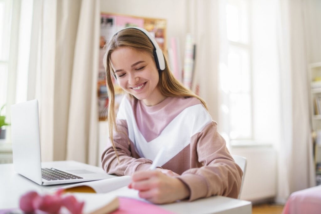 Podcasts são conteúdos complementares que ajudam a aprofundar o tema estudado (Imagem: Ground Picture | Shutterstock)