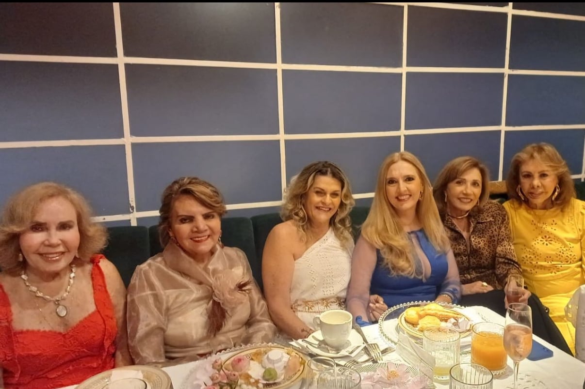 Mesa animada com Noemia Lobato, Walda Bandeira, a colunista, Alessandra Bastiani, Ceiça Ribeiro e Suzy Biloia