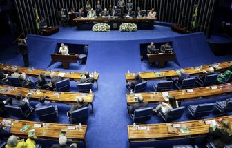 Senado adia votação para mudar Lei da Ficha Limpa e favorecer políticos