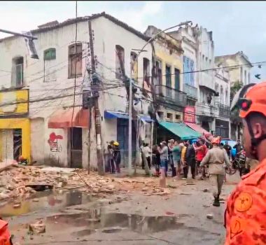 Imagem - Defesa Civil do RJ avalia se casarão que desabou precisa ser demolido