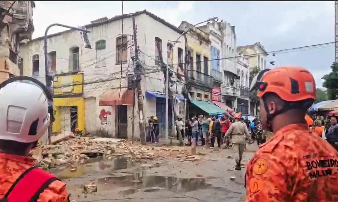 Imagem - Defesa Civil do RJ avalia se casarão que desabou precisa ser demolido