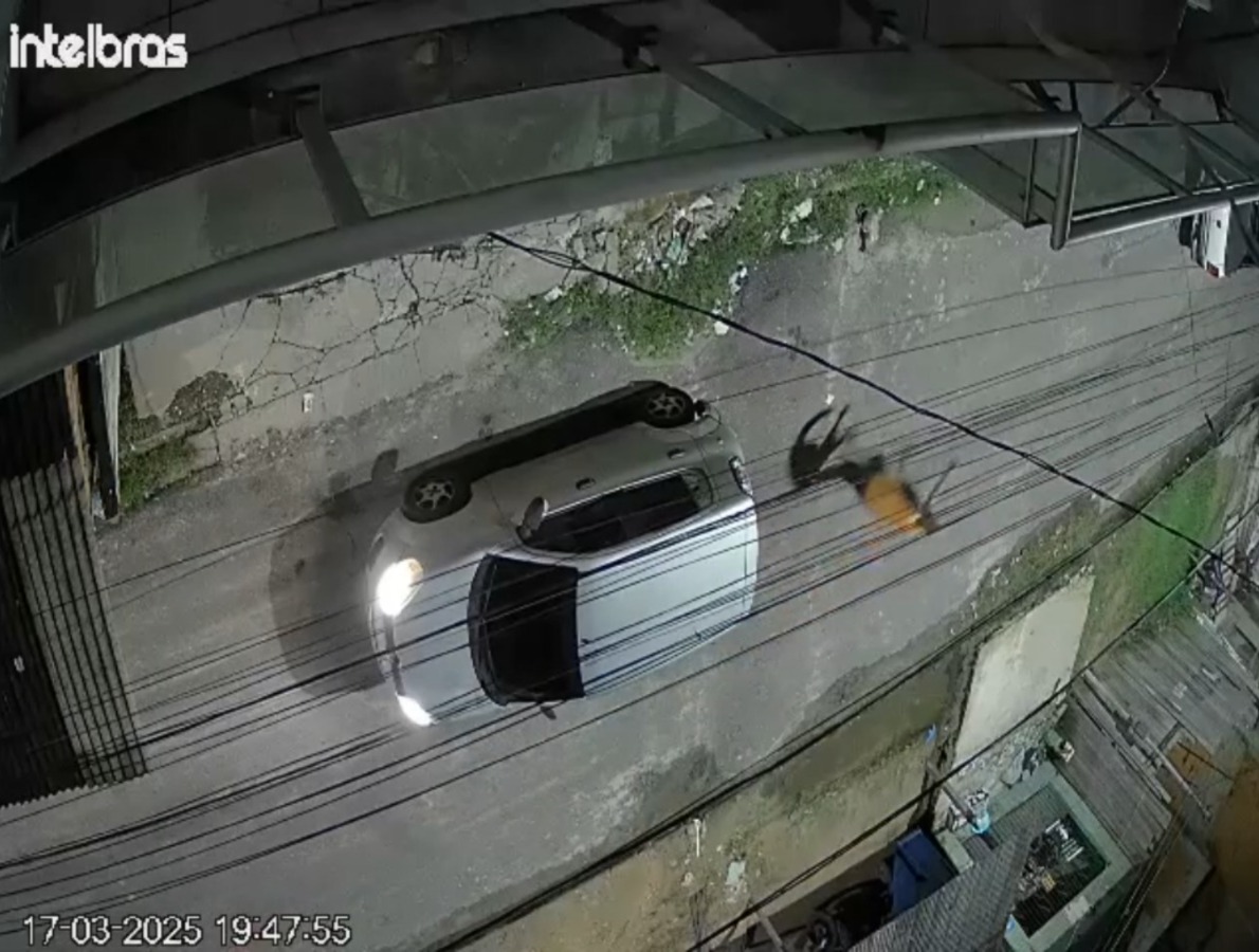 Um homem, em posse de uma arma de fogo, roubou três menores que estavam sentados na calçada da rua, na noite desta terça-feira (18).